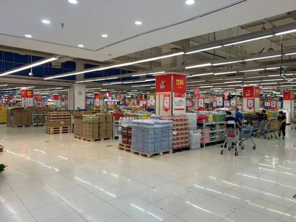 永辉超市在北京开设的首家仓储店落户回龙观南部的龙旗广场,将原本