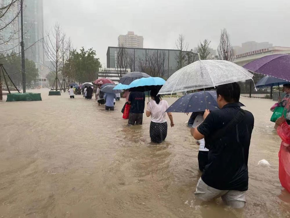 最新郑州雨势有所减弱今天依然有暴雨