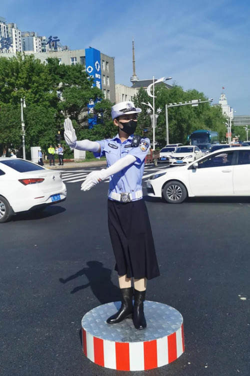 市公安局交警支队直属大队的女警夏秀宇和同事交接后,上岗开始执勤