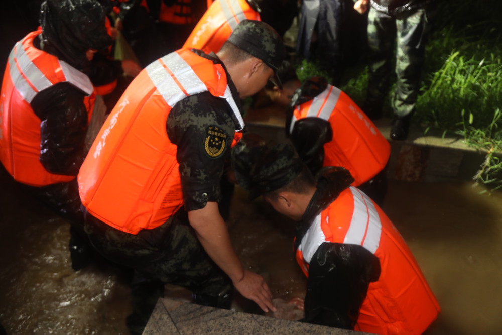 子弟兵抗洪河南多地持续强降雨武警河南总队官兵紧急出动