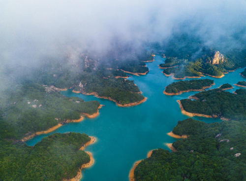 福建乌山天池群山绕碧水景致美如画