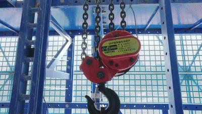 防坠摆针 摆块式防坠装置应包括触发摆块和防坠摆块,触发摆块在架体