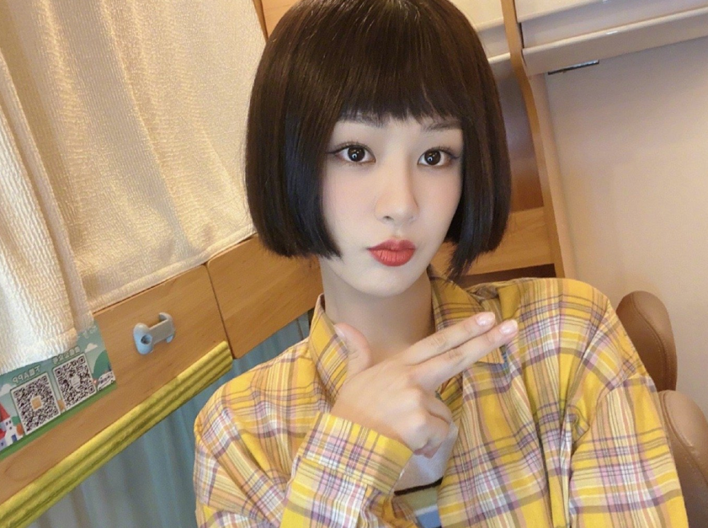 杨紫晒出齐刘海短发造型可爱洋气又显幼太好看了