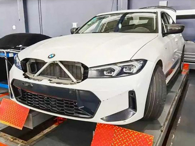 宝马全新3系曝光！搭2.0T，升级悬浮式双联屏，前脸换新造型