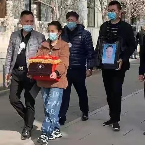 匆匆为他举行了葬礼,外地亲友们包括许敏都没有来得及看姚策最后一眼