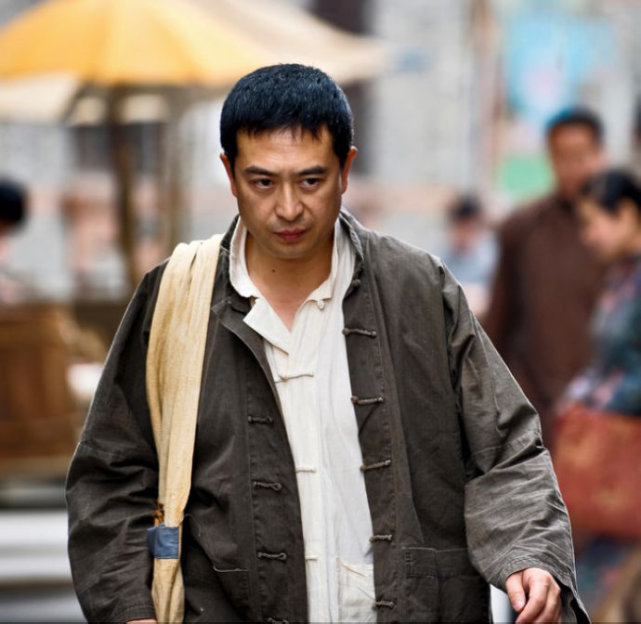 大学毕业以后,在姐姐的建议下,改名叫:张嘉译.