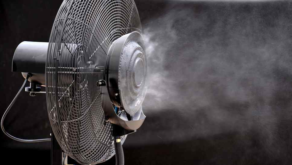 喷雾风扇(图片来源网络) 喷雾风扇:通常能将空气温度降低15摄氏度