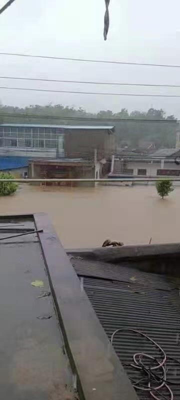 大众网·海报新闻记者 文露漪 报道 7月21日早8时,河南荥阳市部分村镇