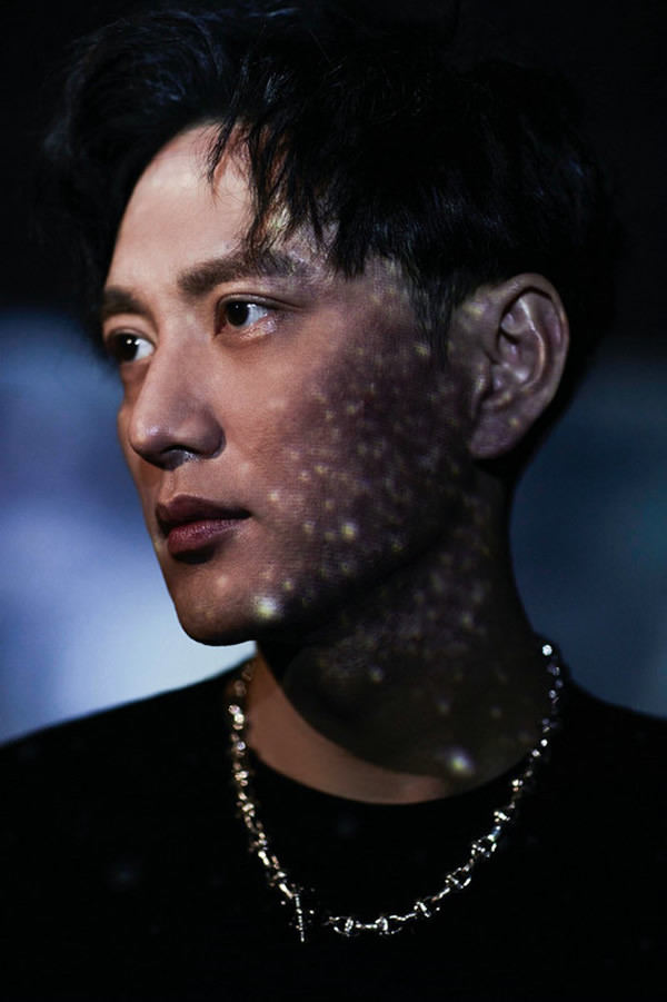 在最新曝光的一组时尚大片中,王仁君身穿黑色卫衣,胸前撞色蝴蝶印花