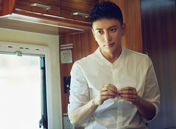 2009年参与拍摄的年代伦理悬疑戏《孙子大传》,饰演孙驰.