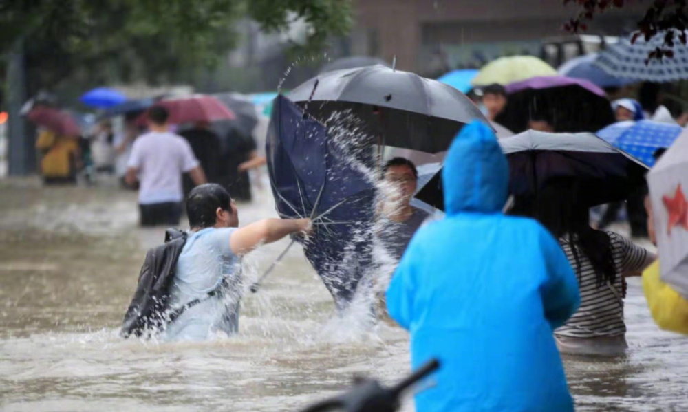 在西航鄭州挺住河南多地遇罕見特大暴雨我們牽掛著每一個你