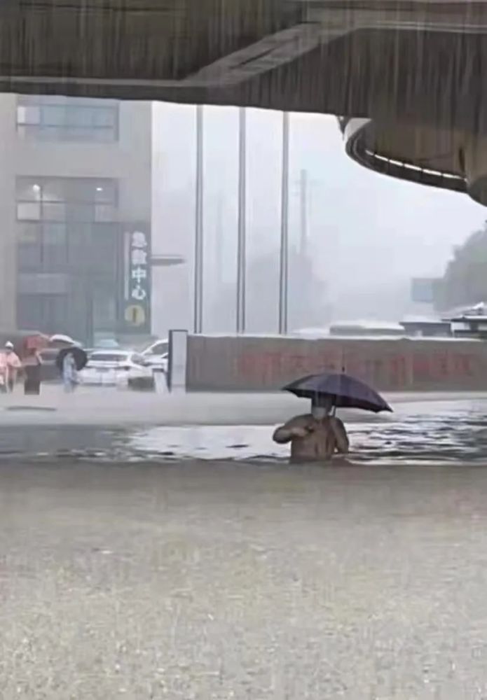 郑州大学暴雨图片