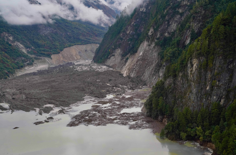 比如说2008年汶川大地震形成的唐家山堰塞湖,当时大约有2000多万方的