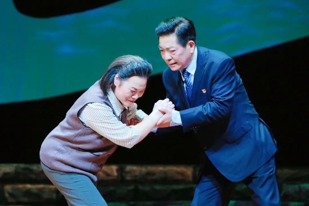 道德模范光辉闪耀大型原创沪剧石榴红了首演圆满成功