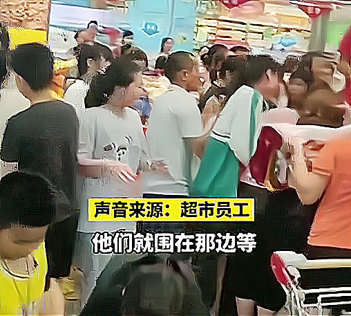 海南超市大米促销9毛8一斤,大爷大妈爬上货架抢购,结果撒落一地