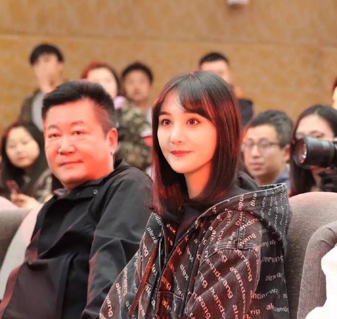 郑爽首次公开在美国生活现状,喝自来水为生,靠朋友救济_腾讯新闻