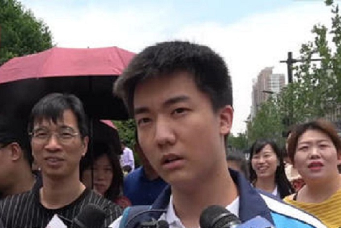 浙江高考提前15分钟交卷的林欢称题目太简单后来他考多少分