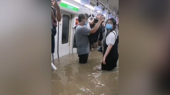 郑州暴雨地铁倒灌,12人死亡,乘客描述5号线惊魂3小时:有人淹到脖子,有