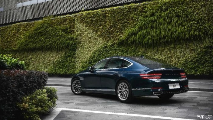 话说回来,genesis这个年轻的品牌毕竟才问世六年而已,在面子成分至上