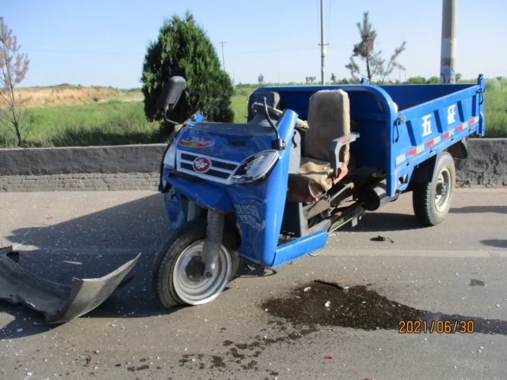 侧滑后与相对方向行驶的孟某学驾驶的无牌"五征"牌三轮汽车相撞发生事