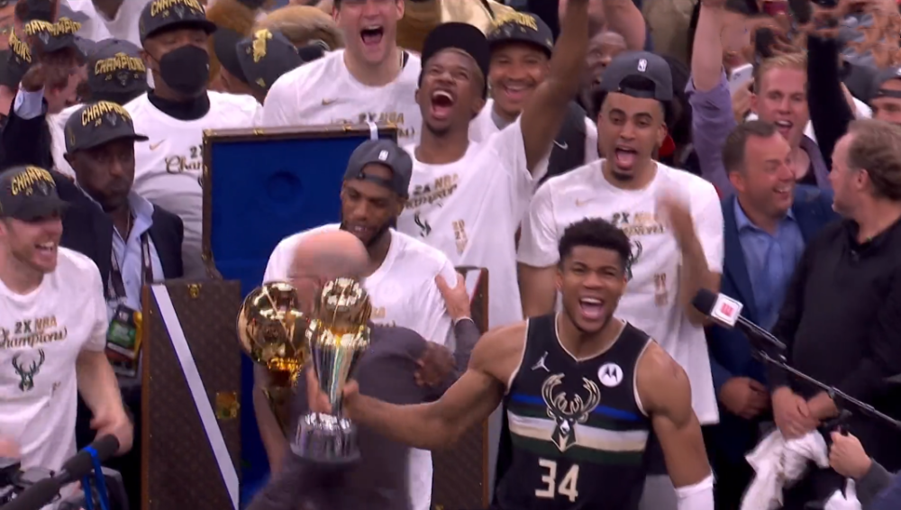 雄鹿夺冠众生相!字母哥落泪后狂喜,布帅慷慨激昂,主场球迷沸腾_腾讯新