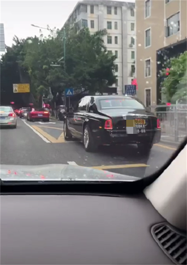 某大佬的代步车，“三地牌”劳斯莱斯，车牌前后有6块，每一块都价值不菲
