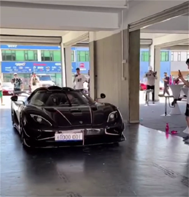 “全碳版”柯尼塞克，车价8位数，挂000001牌，车牌还是白底黑字