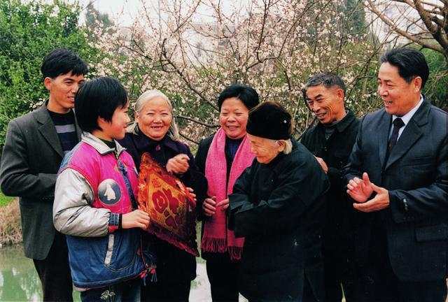 百年担当浙江艺术特展故事一户人家七十年摄影