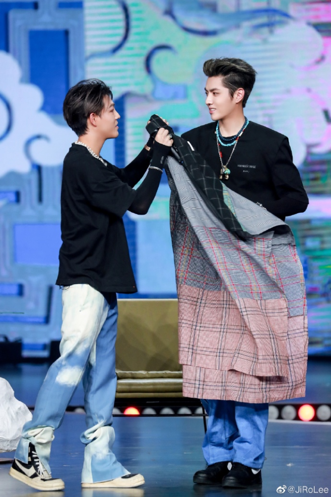 曝吴亦凡诱骗少女成产业链,团队作案兄弟共享?