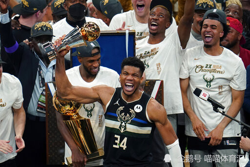 安特托昆博 NBA｜终于夺冠！字母哥独坐板凳激动落泪 紧拥教练队友追上乔丹纪录