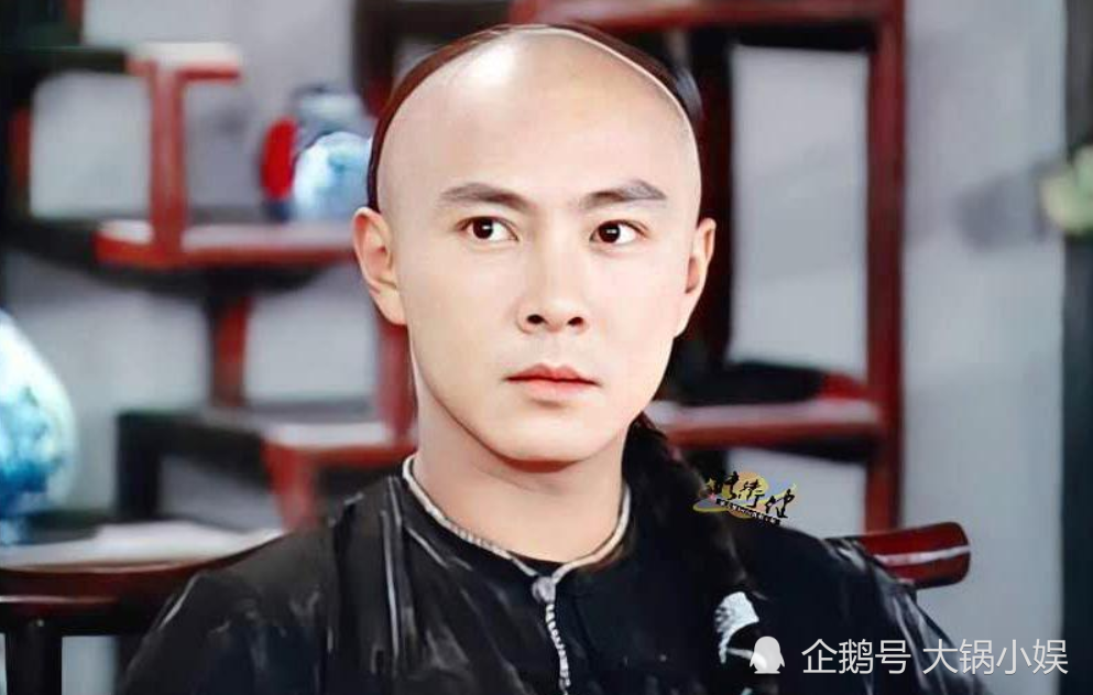 的她,颜值比剧中其他几位女演员都要弱一些,比如饰演"严咏春"的李婷宜