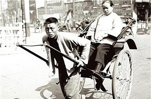 民国黄包车夫命运如同牲口一般跑到衰竭很多因病痛活不过40岁