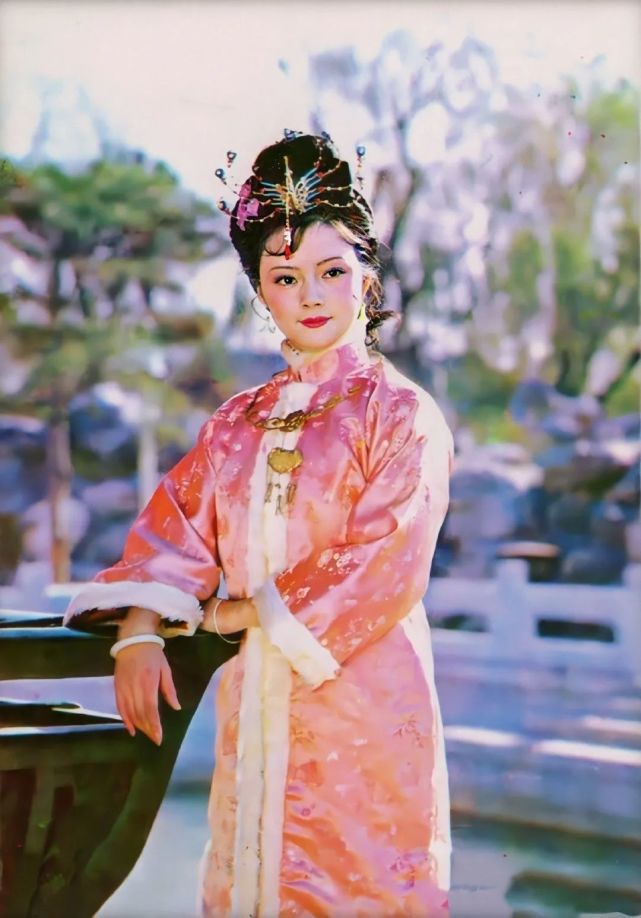 87版红楼梦的薛宝钗美感氛围拉满