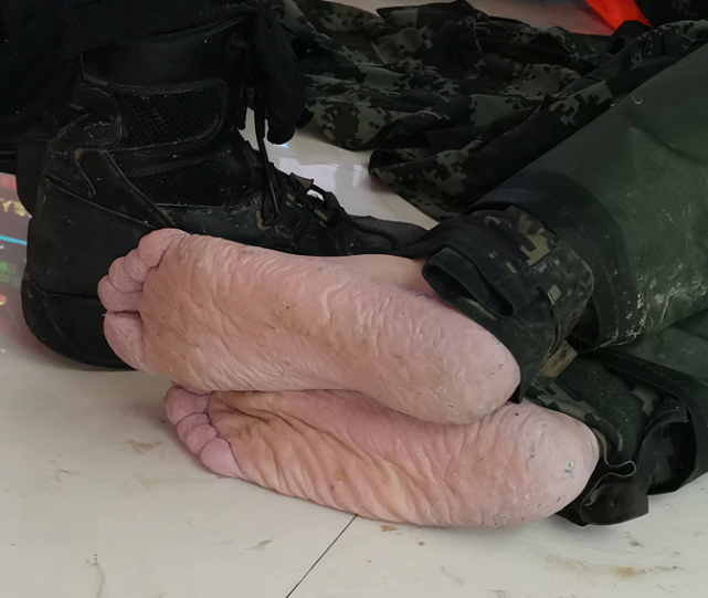 边防战士的脚图片