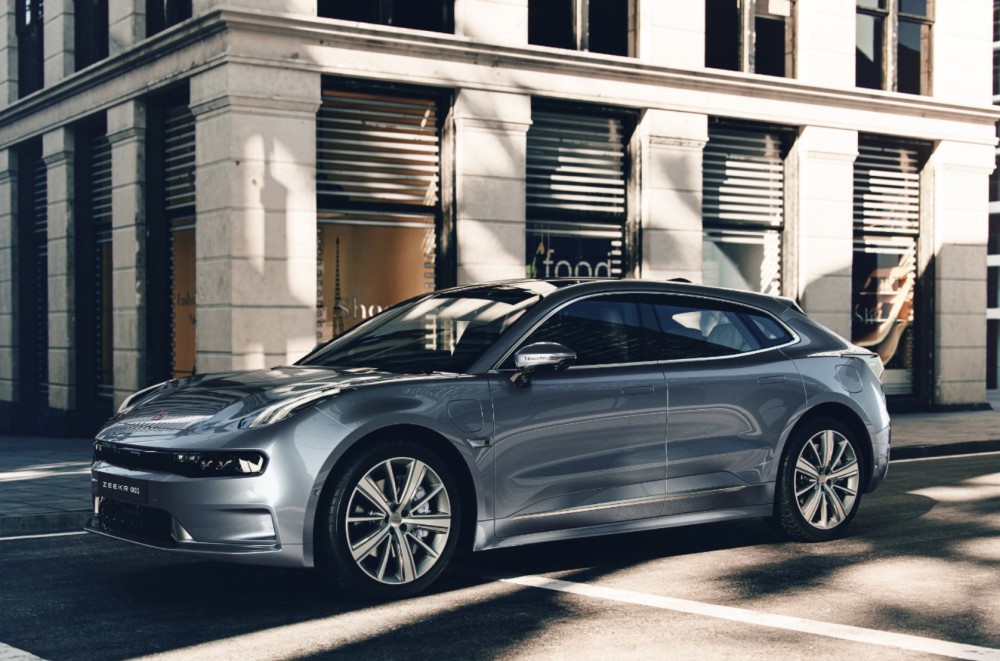 风口浪尖的极氪001：爱它就包容它