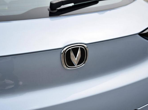 长安UNI系列首款轿车曝光！配有升降尾翼，有望在10月发布