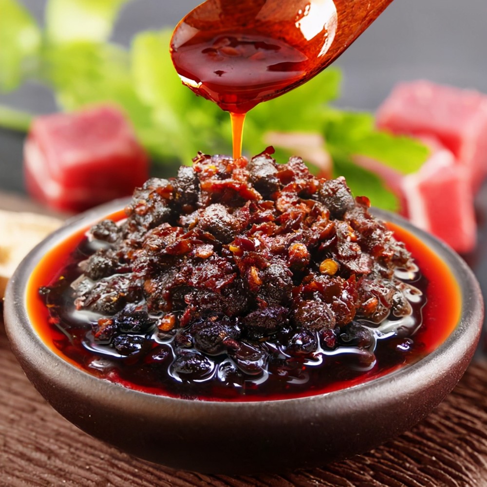 大字不识的农村大妈,靠做辣酱发家致富,如今赚得上百亿现金_腾讯新闻