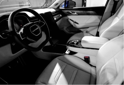 一切用体验证明，赛力斯华为智选SF5对比特斯拉Model Y