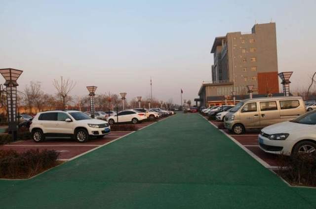 为什么低端车的油箱在右边，高端车却在左边？看完就明白了