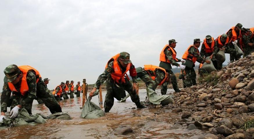 人民子弟兵抗洪此次郑州特大洪水,一方面是对城市内涝抗洪抢险能力的