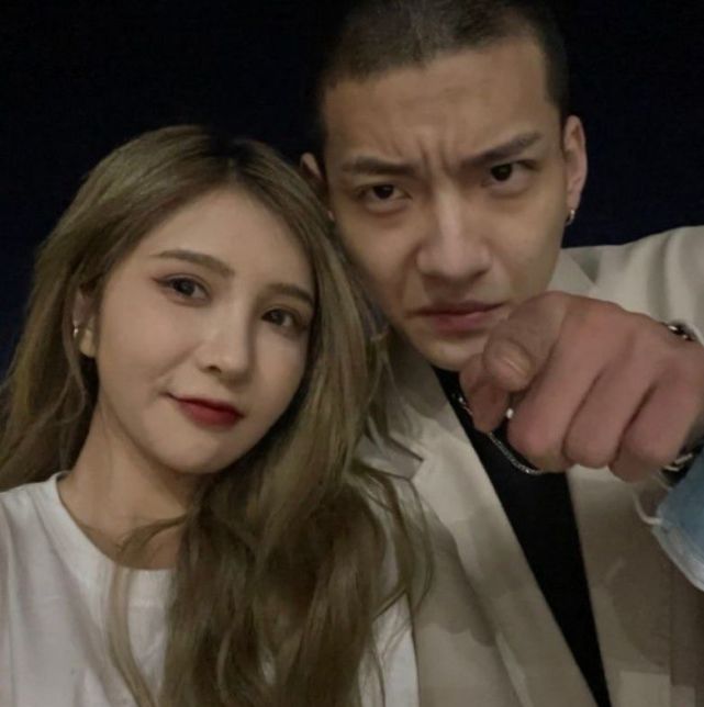 何婧婧现在与新腾成了恋人,说到这一对,故事也不