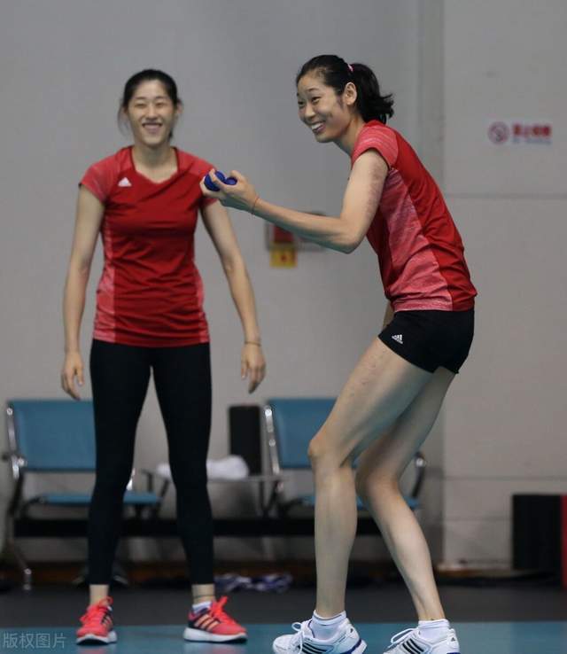郎平小碎步暖心救球朱婷后排跳传惊艳美媒不看好中国女排卫冕