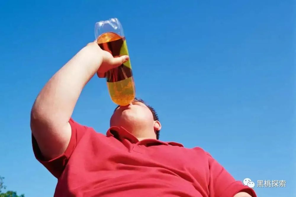 男孩开冰可乐被炸伤,脸上缝了38针,肥宅快乐水为何会变身炸弹?