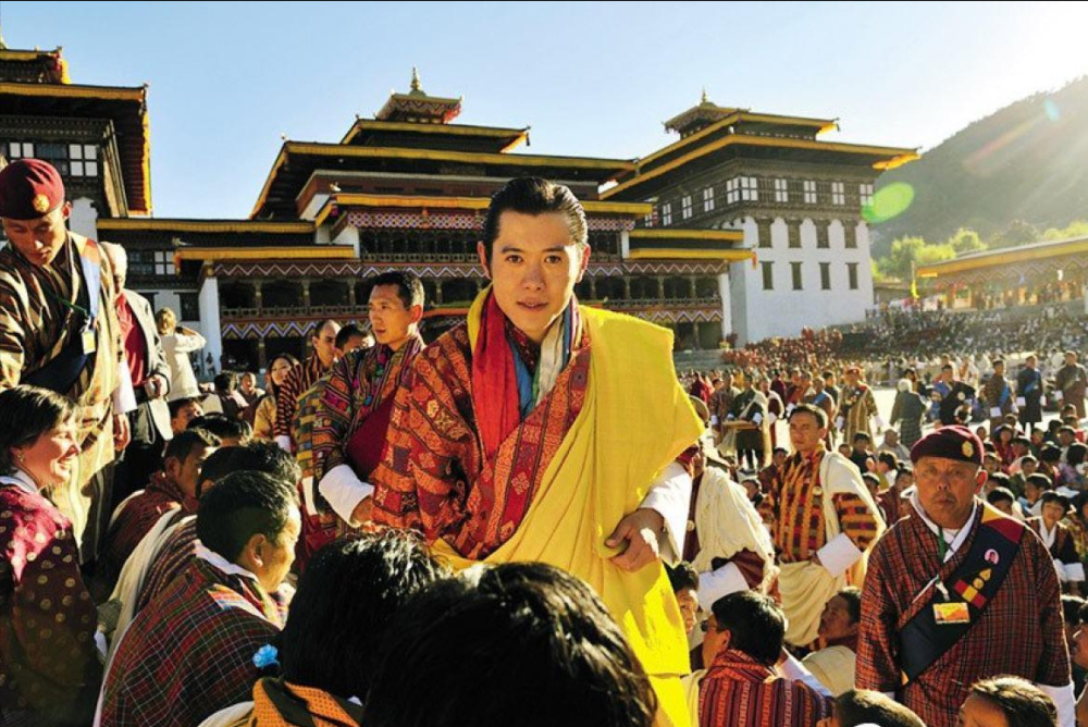 不丹五世国王17岁向7岁藏族女孩求婚苦等13年抱得美人归