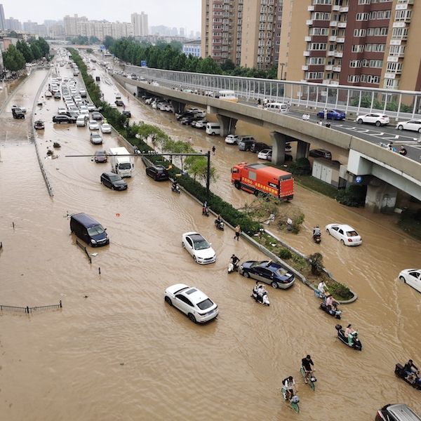 暴雨致郑州多条路空交通中断市区交通正陆续恢复中