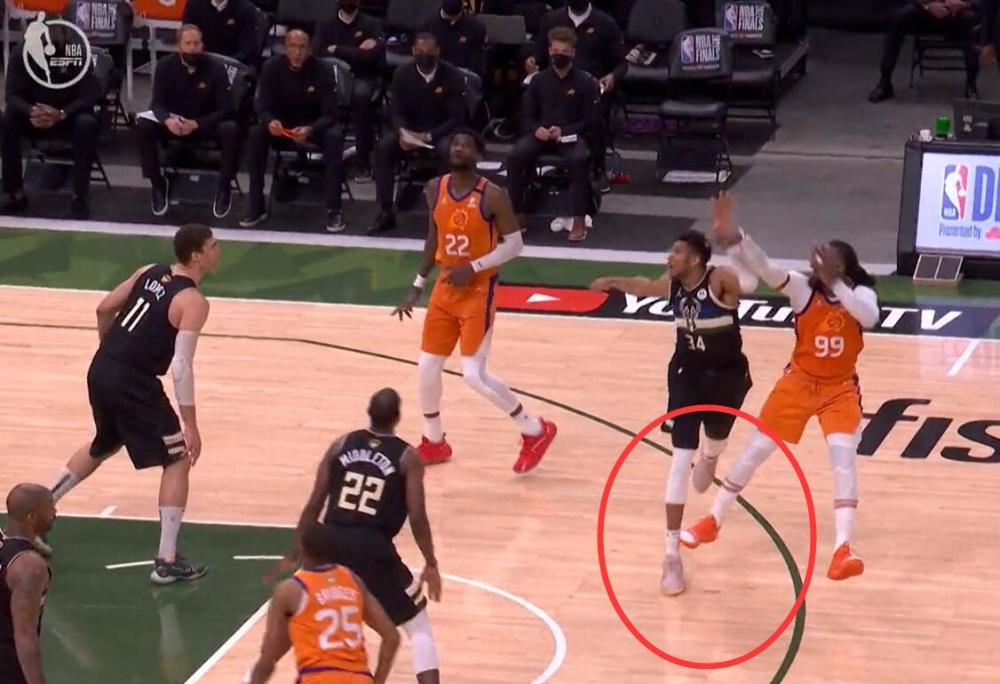 辣眼字母哥垫脚克劳德后接下来的让人寒心裁判直接无视