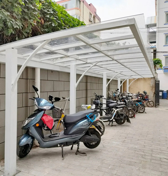 近日,社区在路面硬化基础上,将该地地基加固,随后焊上铁架,搭建新车棚