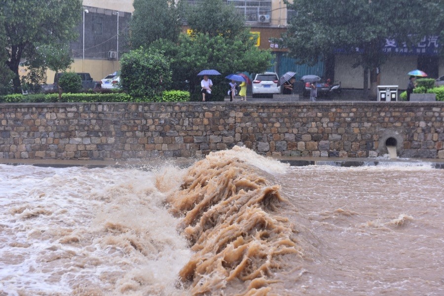 河南遭遇暴雨袭击郑州降雨量三天与往常一年持平
