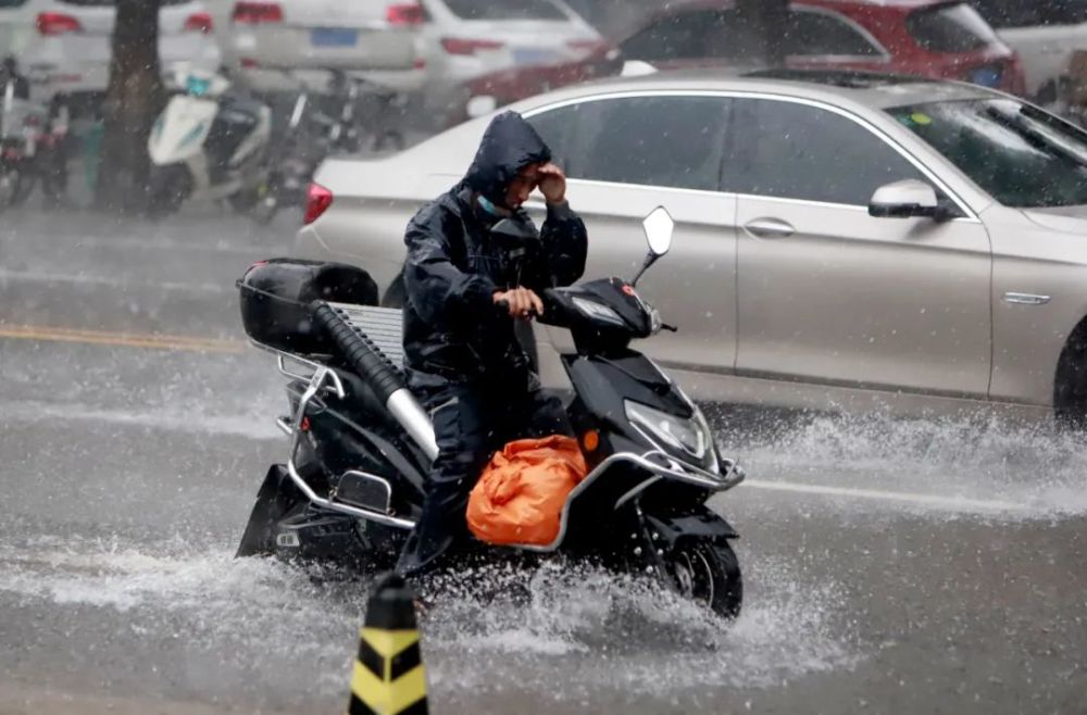 暴雨橙色預警!緊急通知:該停學的停學,該停工停工!