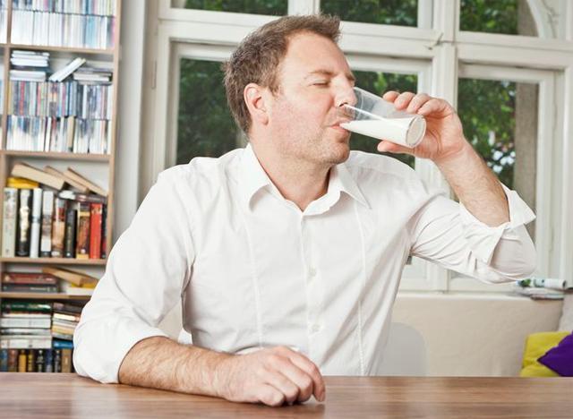 牛奶早上喝好还是晚上喝好喝牛奶对身体有哪些益处